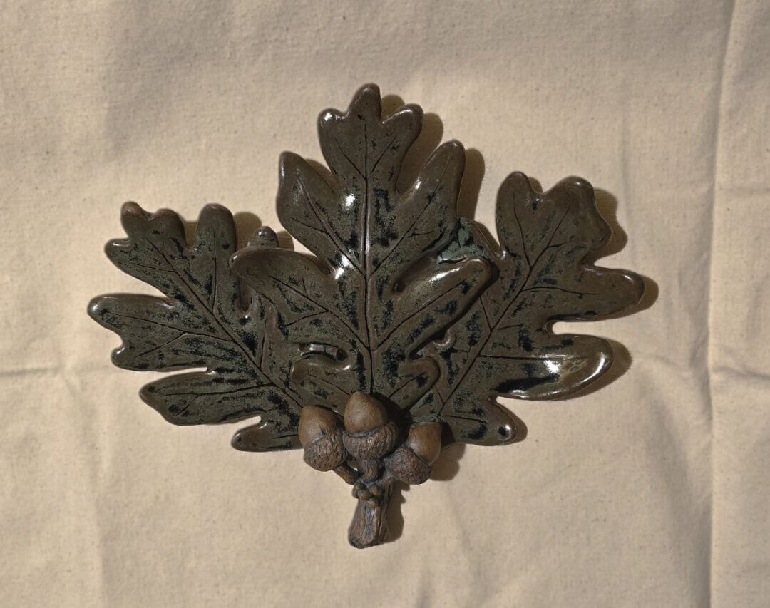 Green/brown oak leaf cluster